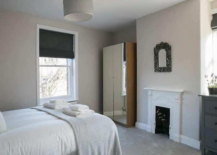 Valley Road, Fabulous 4 Bedroom House