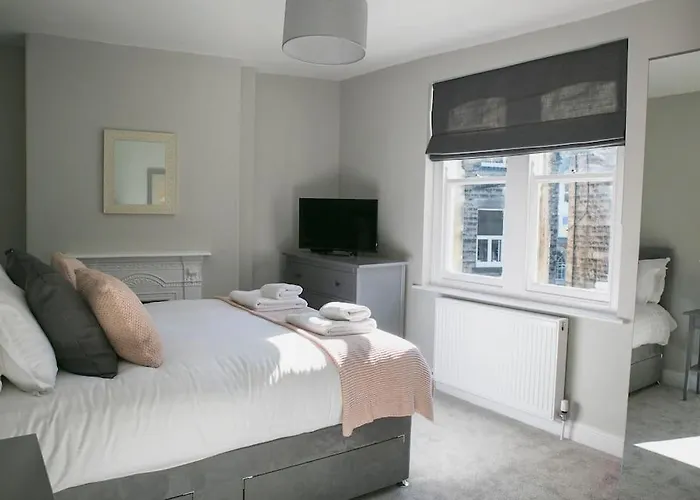 Valley Road, Fabulous 4 Bedroom House