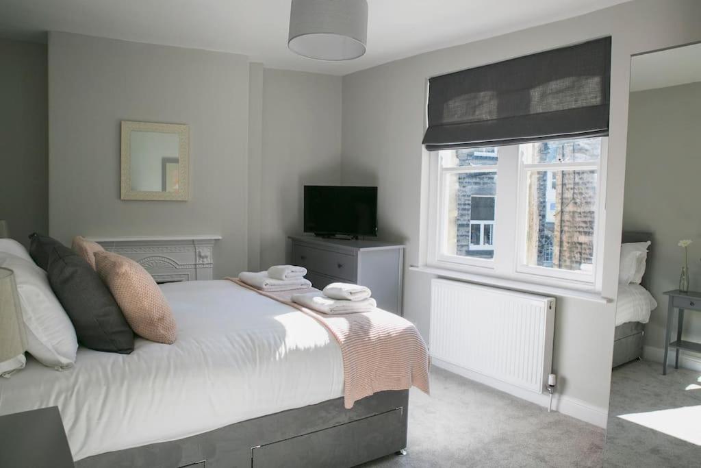 Valley Road, Fabulous 4 Bedroom House Ferienhaus Harrogate